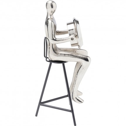 Horloge de table homme assis argenté tabouret Kare Design