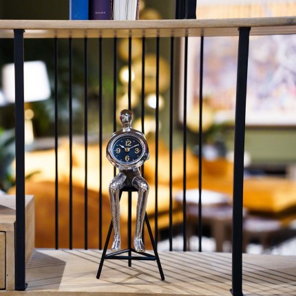 Horloge de table homme assis argenté tabouret Kare Design