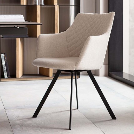 Chaise avec accoudoirs pivotante Coco crème et noire Kare Design