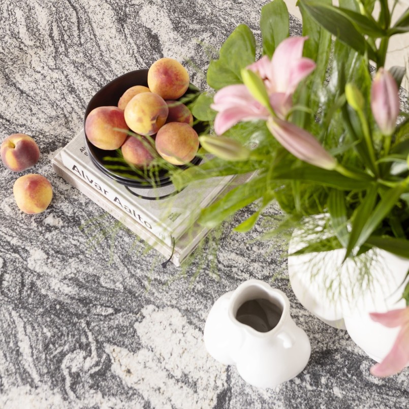 Table à manger en granite gris et blanc - Okinawa - Kare Design