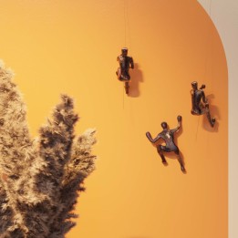 Wall decoration in the shape of a mountaineer: statuette of a climber / climber