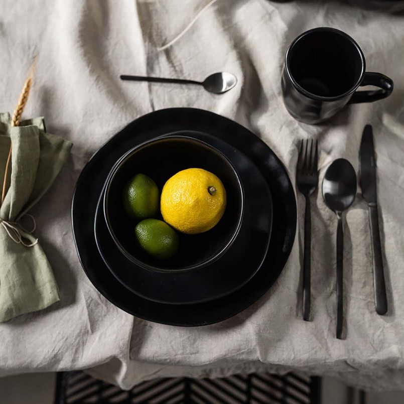 Assiettes noires en faïence - Organic - Kare Design