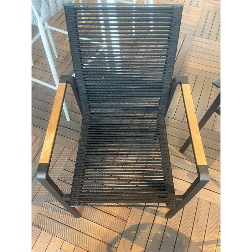 Chaise de jardin noire avec accoudoirs en teck - Aruba - Gescova