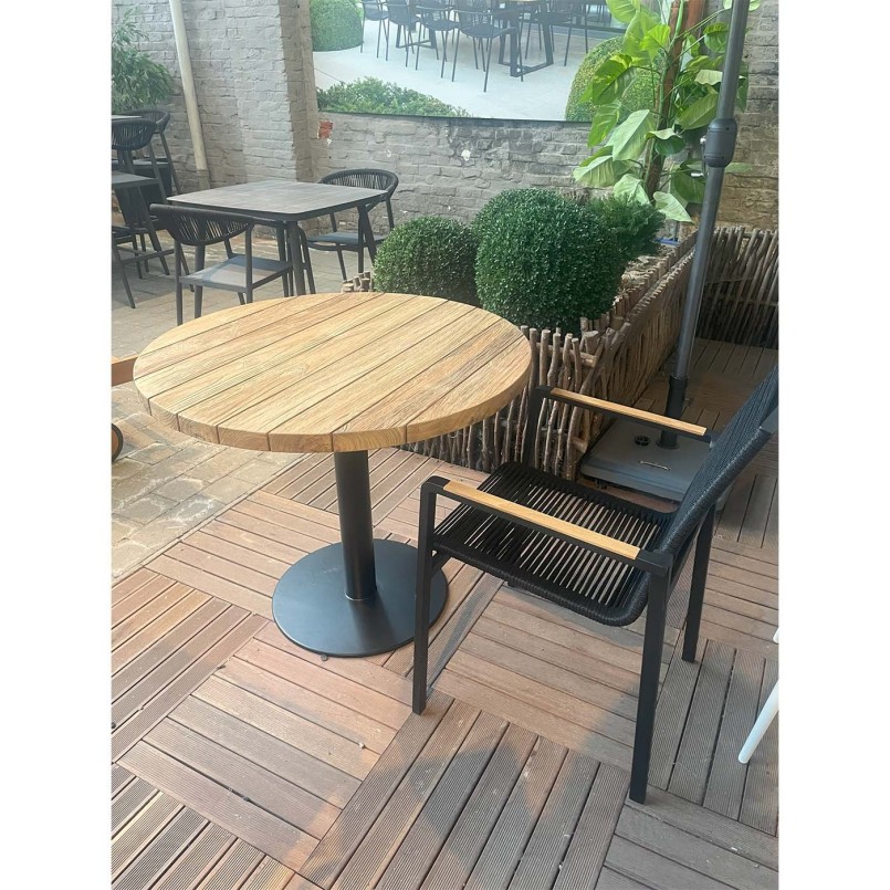 Chaise de jardin noire avec accoudoirs en teck - Aruba - Gescova