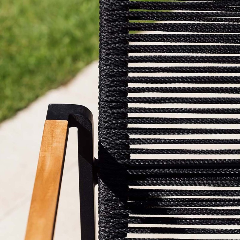 Chaise de jardin noire avec accoudoirs en teck - Aruba - Gescova
