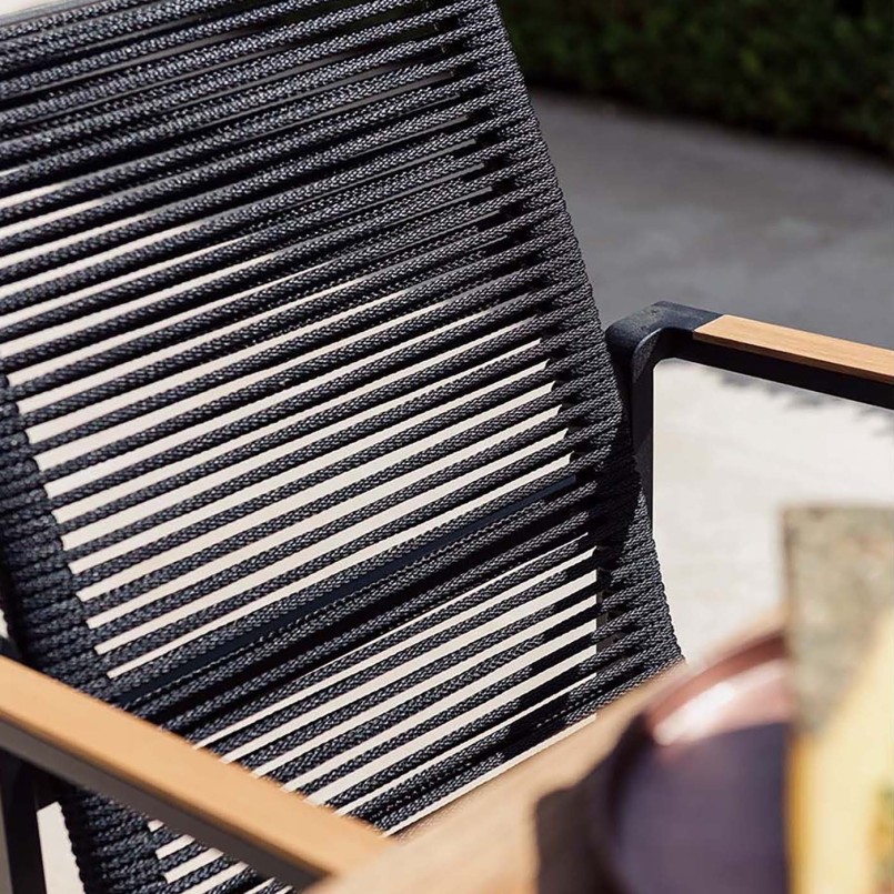 Chaise de jardin noire avec accoudoirs en teck - Aruba - Gescova