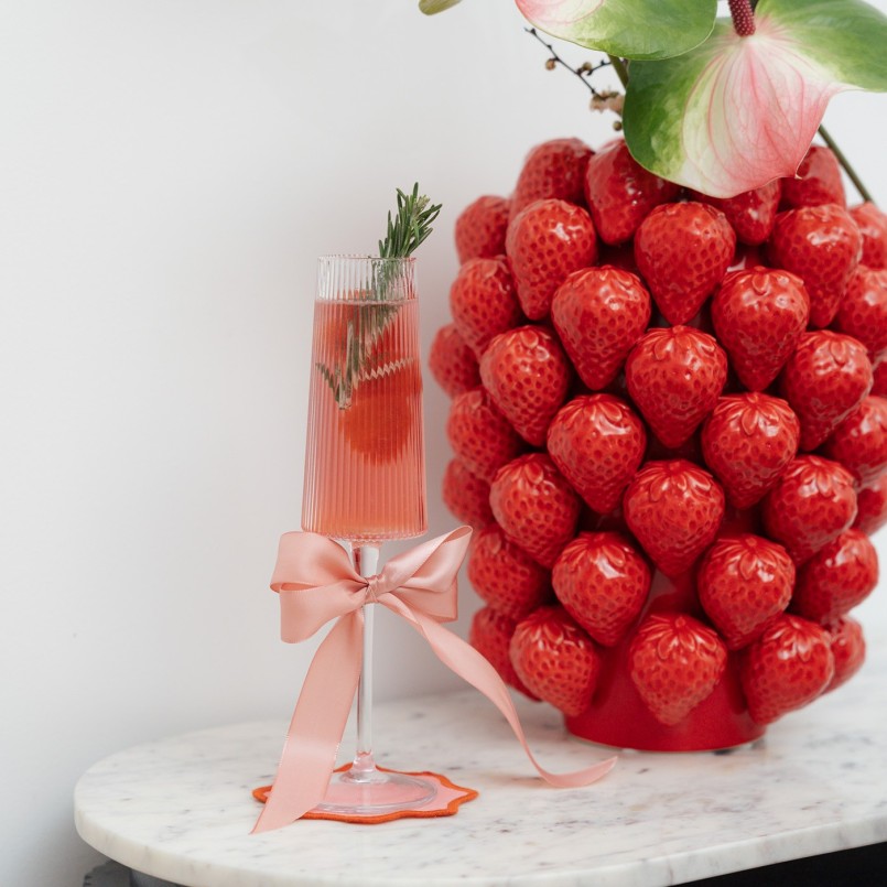 Vase fraises rouges en porcelaine - Kare Design