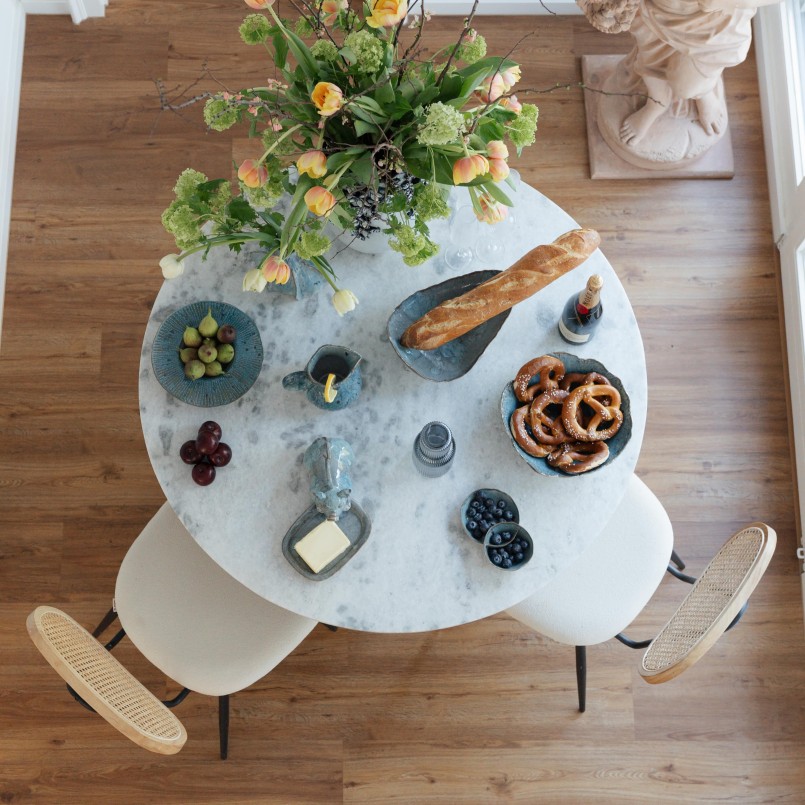 Table ronde en manguier massif et marbre - Grace - Kare Design