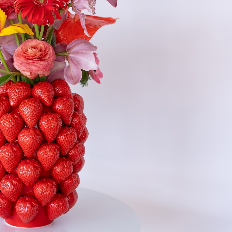 Vase fraises rouges en porcelaine - Kare Design