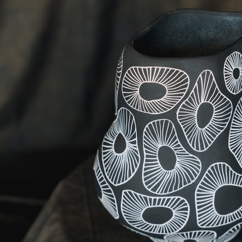Vase gris anémones en porcelaine - Kare Design