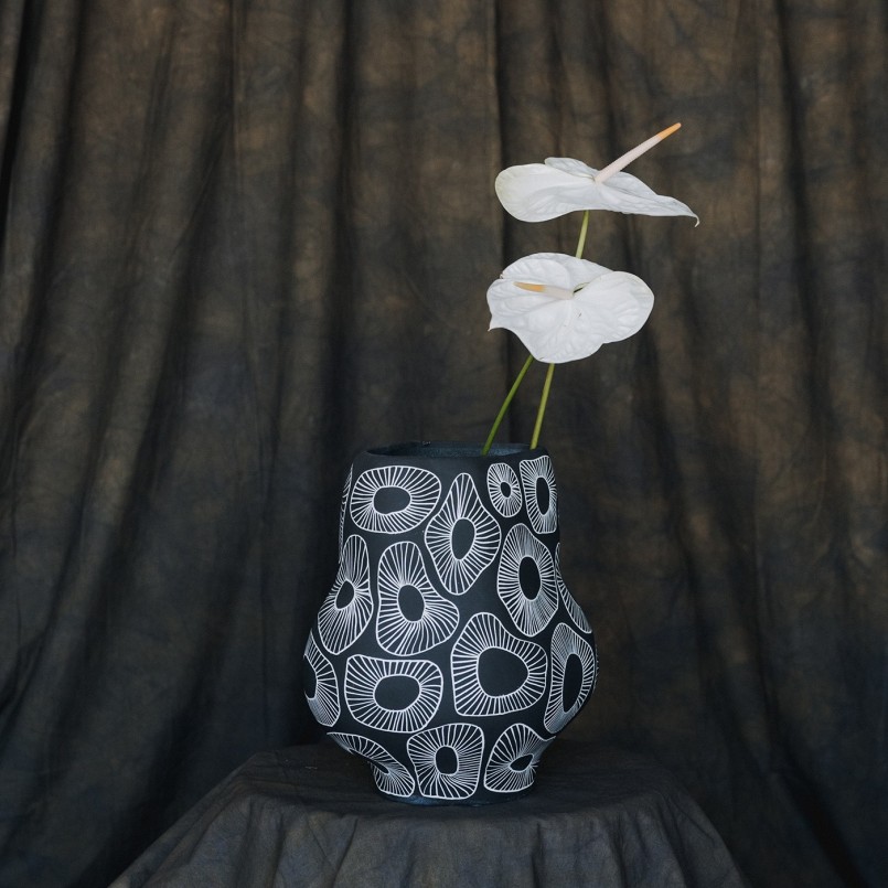 Vase gris anémones en porcelaine - Kare Design