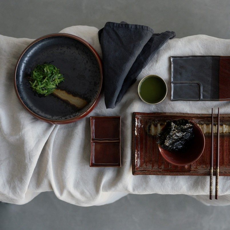 Plats asiatiques en faïence rouge et grise - Ari - Kare Design