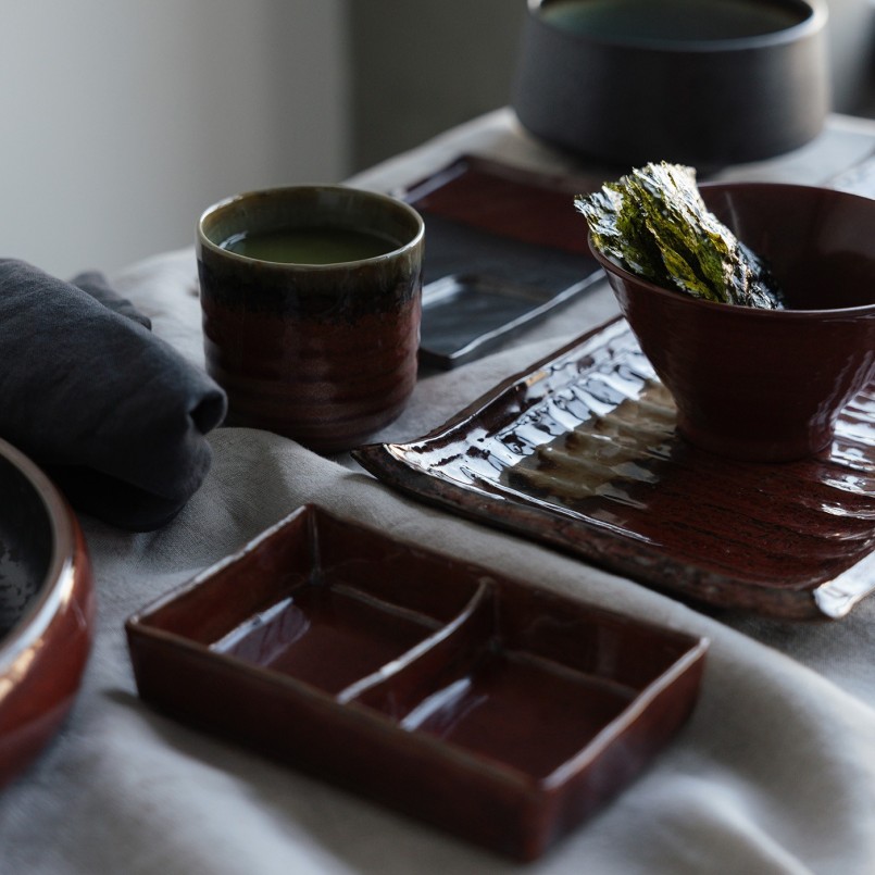 Plats asiatiques en faïence rouge et grise - Ari - Kare Design