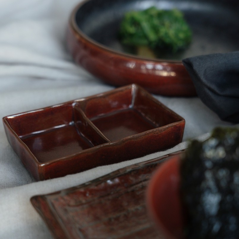Plats asiatiques en faïence rouge et grise - Ari - Kare Design