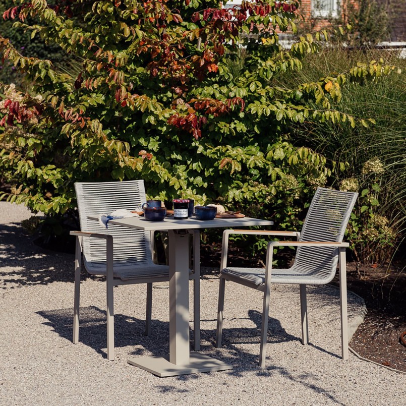 Chaise de jardin grise avec accoudoirs en teck - Aruba - Gescova