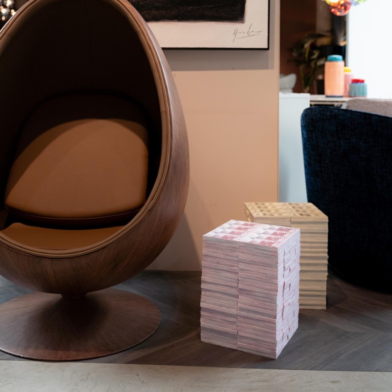 Stool made of bundles of pink banknotes - Euro - Kare Design