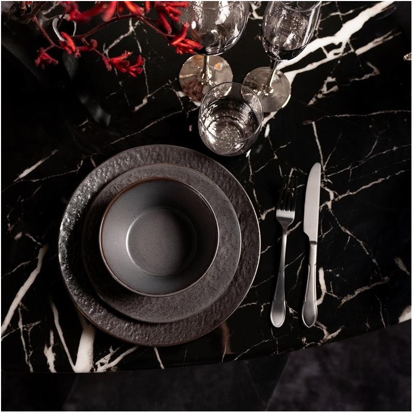 Assiettes noires en grès - Cosmsos - Kare Design