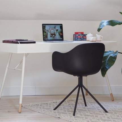 Chaise avec accoudoirs pivotante Bel Air noire Kare Design Chaise avec accoudoirs pivotante Bel Air noire Kare Design