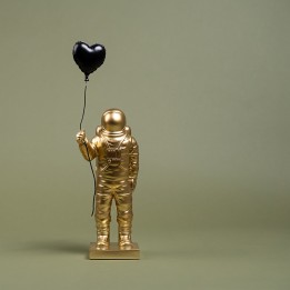 Déco astronaute doré qui tient un ballon en coeur noir - Kare Design