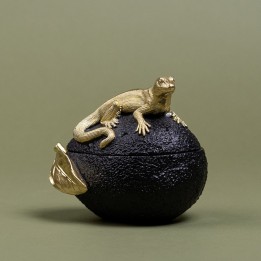 Boîte lézard doré sur un avocat noir - Kare Design