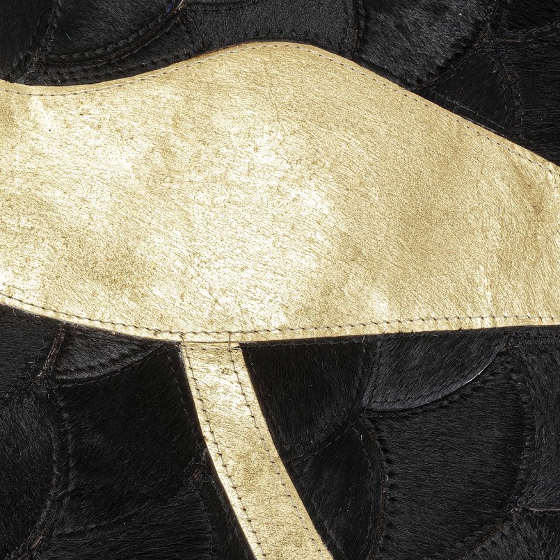 Tapis noir et doré en peau de vache - Fulmine - Kare Design