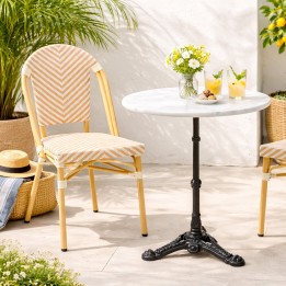 Table ronde en marbre et deux chaises - Bistrot Montmartre - Kare Design