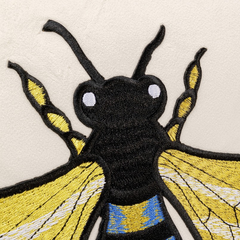 Coussin blanc et noir avec une abeille brodée - Kare Design