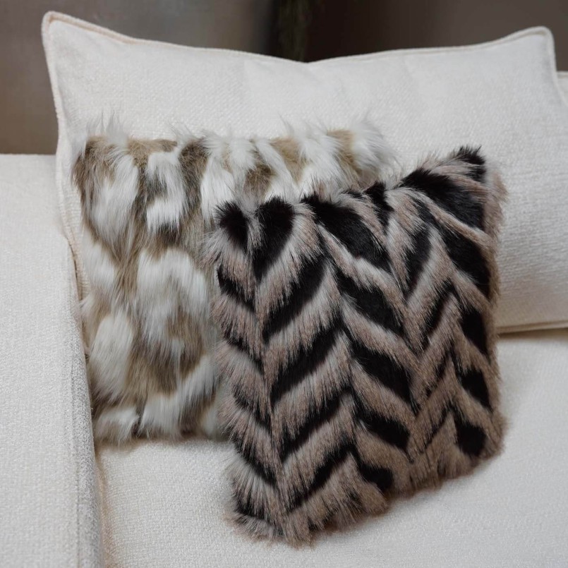 Coussin blanc et beige à poils longs - Shaky - Kare Design
