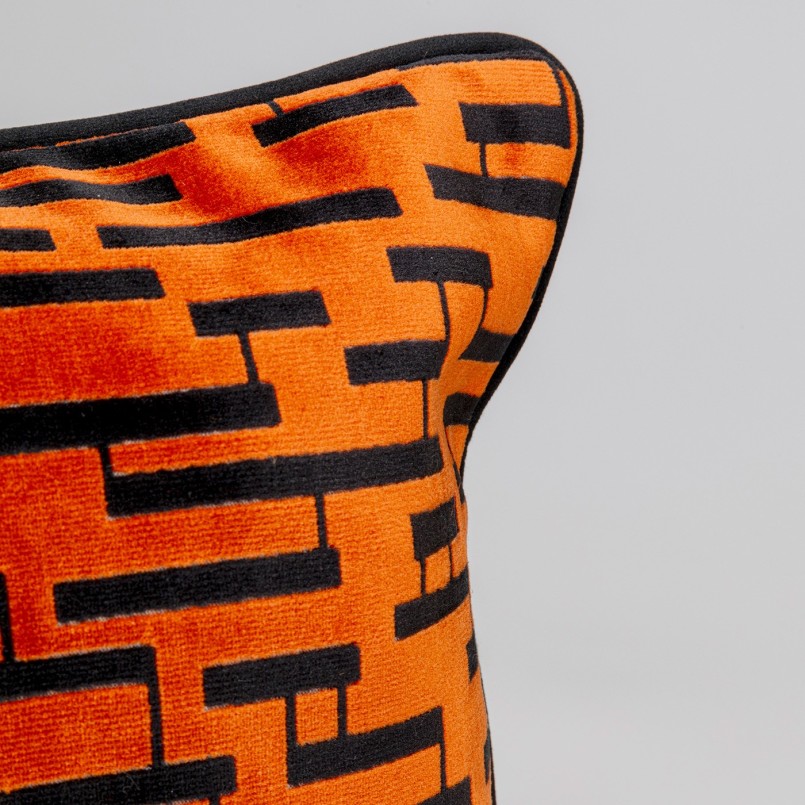 Coussin orange et noir toucher velours - Suono - Kare Design