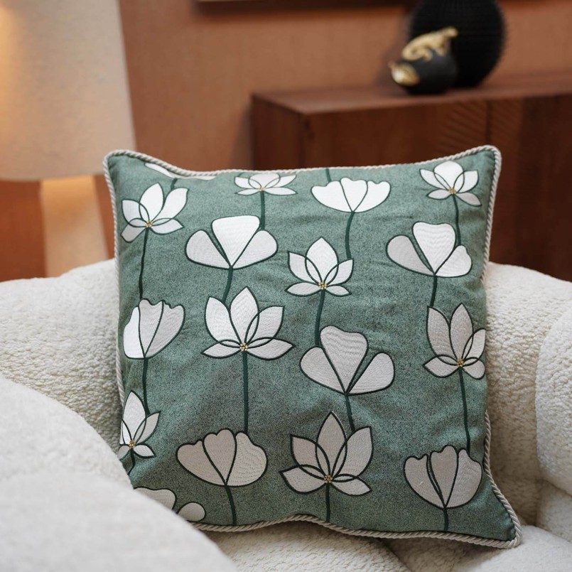 Coussin vert fleurs de lotus blanches - Zari - Kare Design