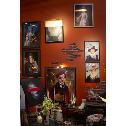 Tableau Frame Comtesse Incognito assise 82x112cm Kare Design