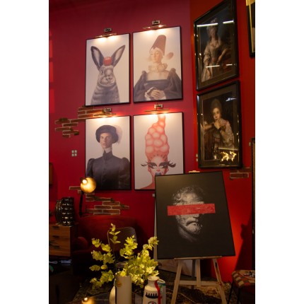 Tableau Frame Comtesse Incognito assise 82x112cm Kare Design