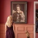 Tableau Frame Comtesse Incognito assise 82x112cm Kare Design