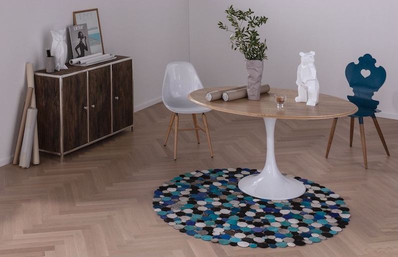 Photo d'une salle à manger avec des chaises différentes de la table pour une décoration originale